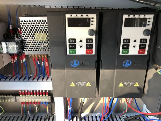 Многие виды бутылок Серво-закрыватель Автоматический закрыватель бутылок 20-50 шт / мин